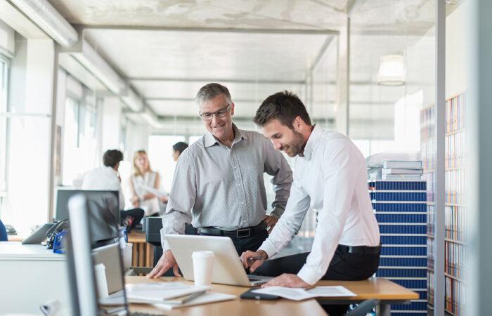 Illustration de managers de transition sur leur lieu de travail