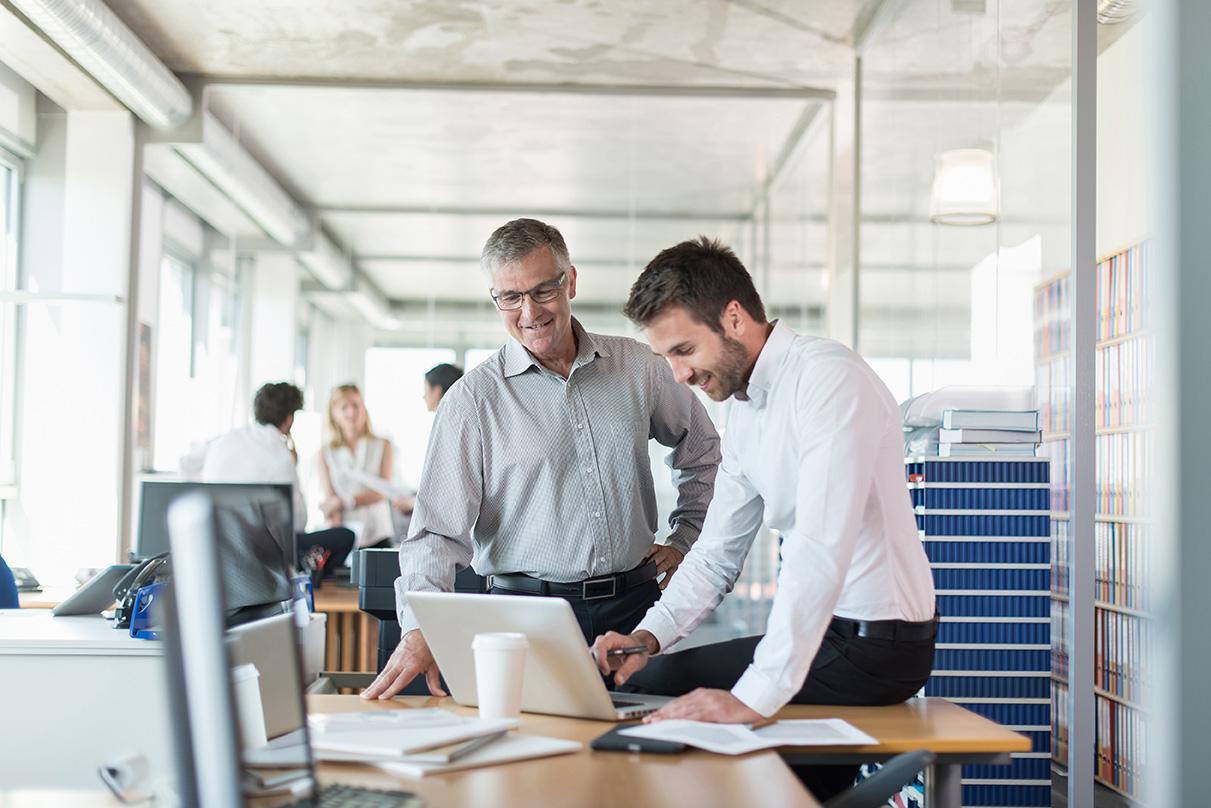 Illustration de managers de transition sur leur lieu de travail